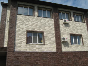 Plastikovye-fasadnye-paneli-dlya-otdelki-doma-snaruzhi-300x225